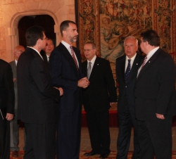 Don Felipe y los ministros de Asuntos Exteriores de la Unión Europea intercambiaron impresiones en el Salón Gótico del Palacio de La Almudaina